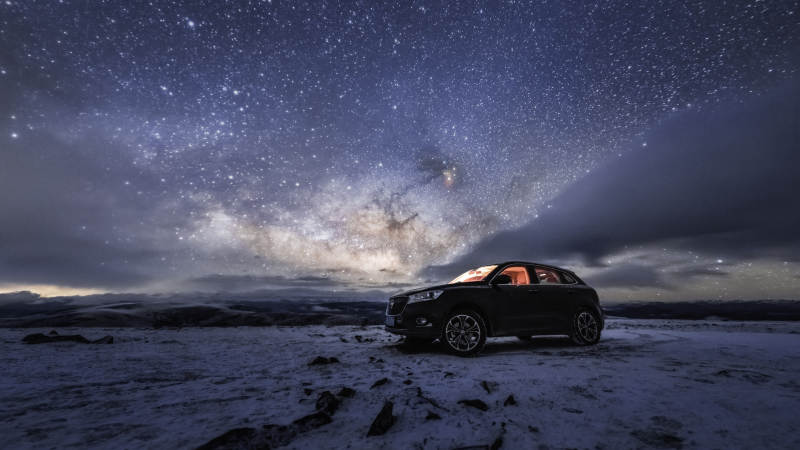 星夜雪地 車影靜謐