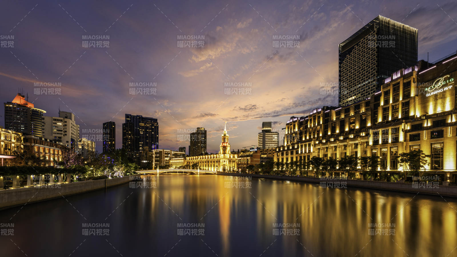 城市夜景河畔燈光璀璨