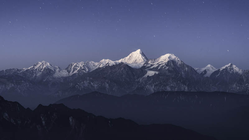 雪山夜景 星光點綴