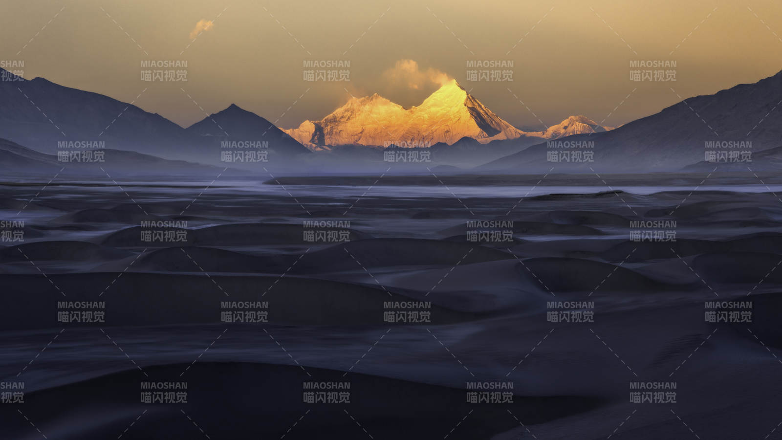 雪山映照沙漠晨曦