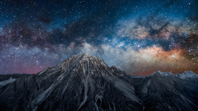 星空下的巍峨雪山