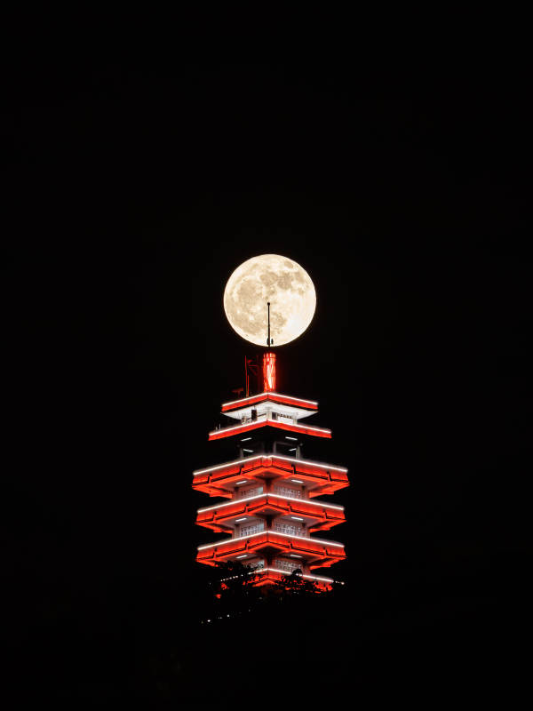 鹅岭明月高悬塔顶夜景