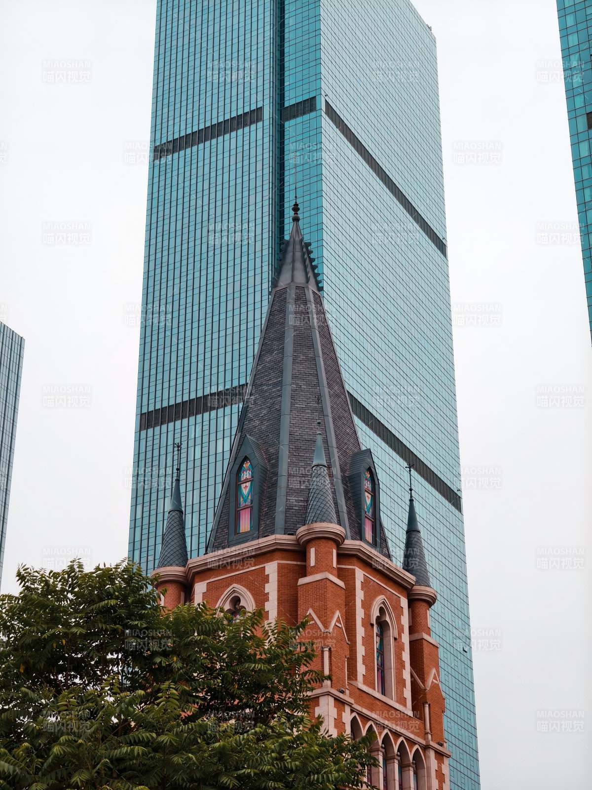現代高樓與古典教堂對比