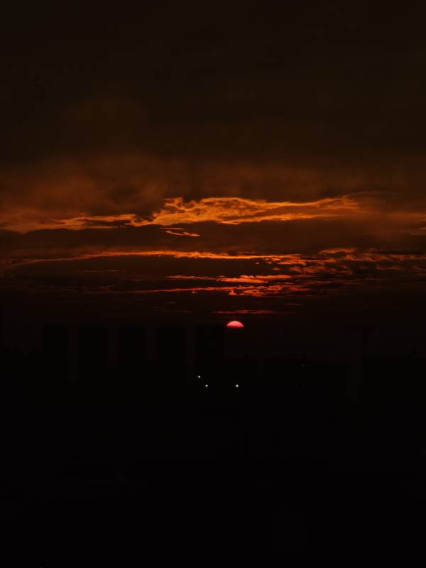 夕阳余晖映天际