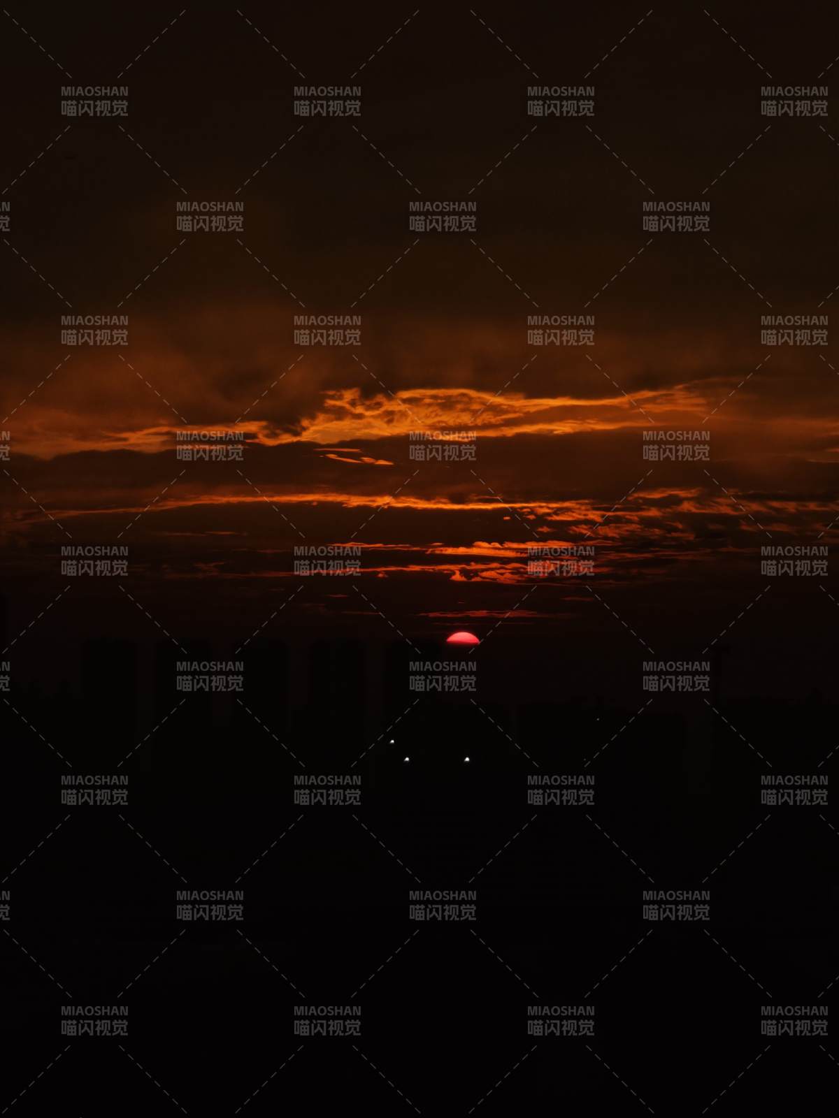 夕陽余暉映天際