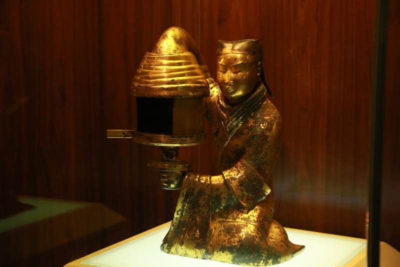 金質(zhì)侍女燈雕塑展示