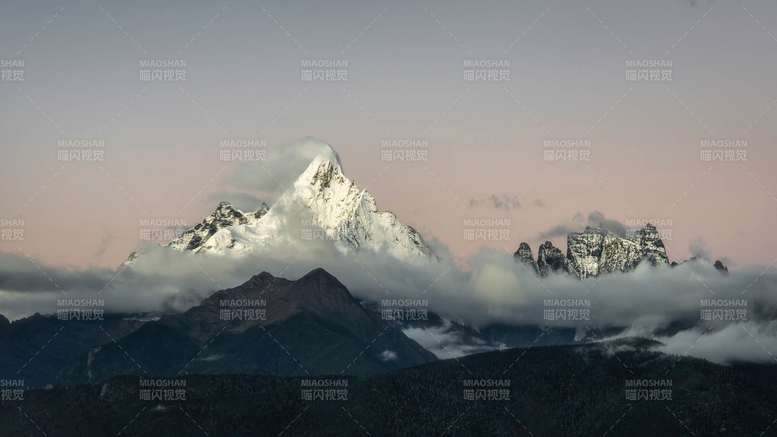 雪山云海 晨曦初照