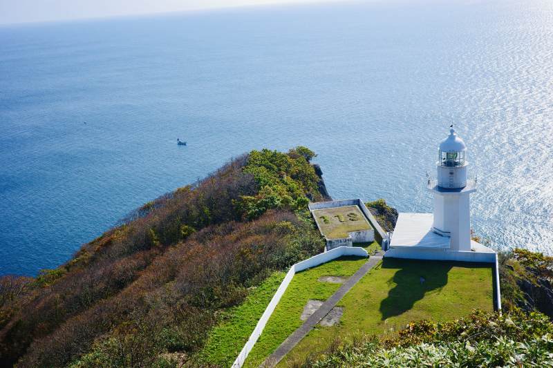 北海道 海边灯塔与绿植景观