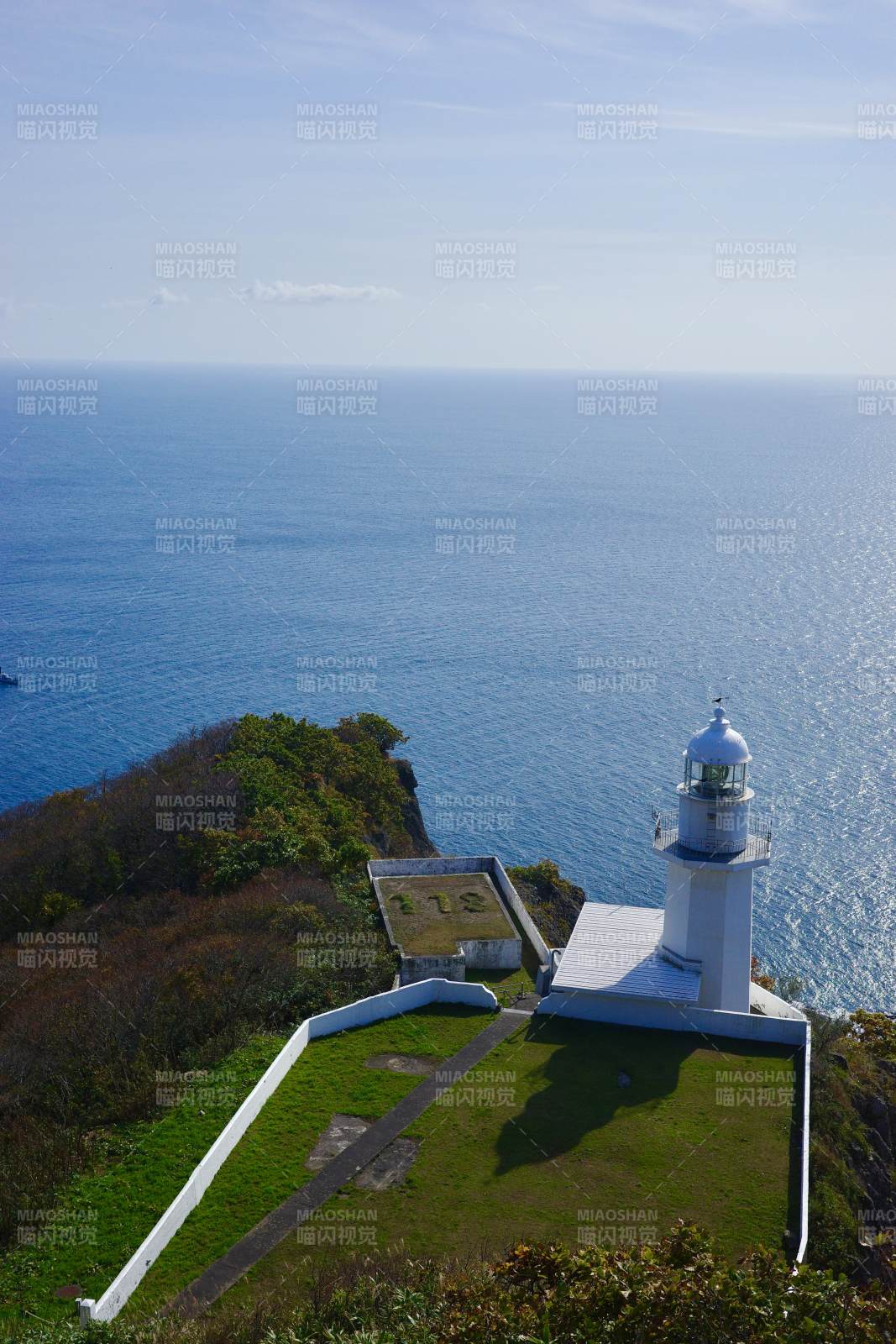 地球岬 海邊燈塔與晴空