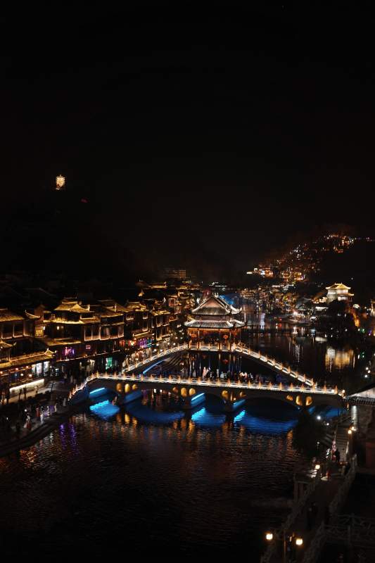 凤凰古城 夜色下的古镇桥梁灯火辉煌