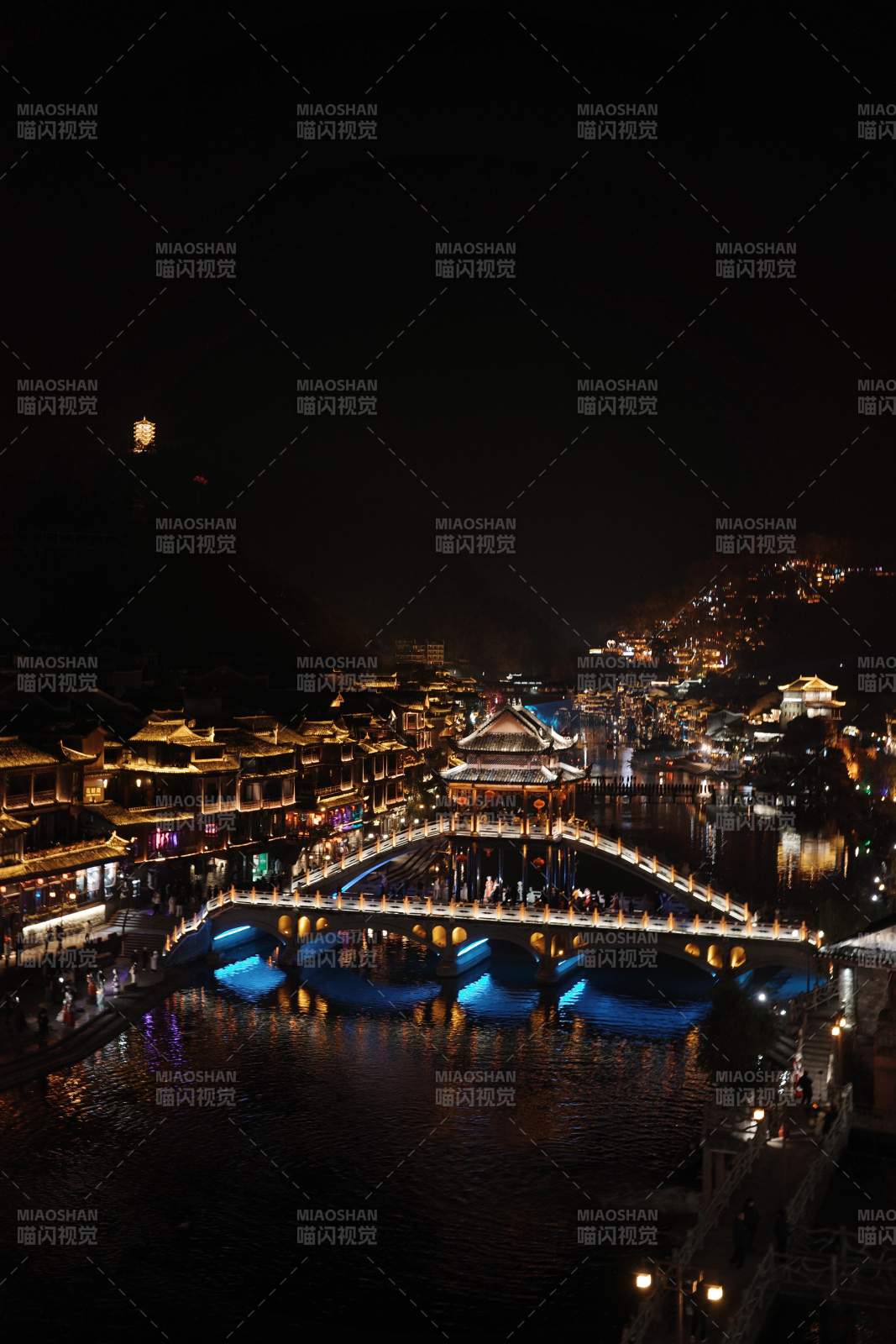 鳳凰古城 夜色下的古鎮橋梁燈火輝煌