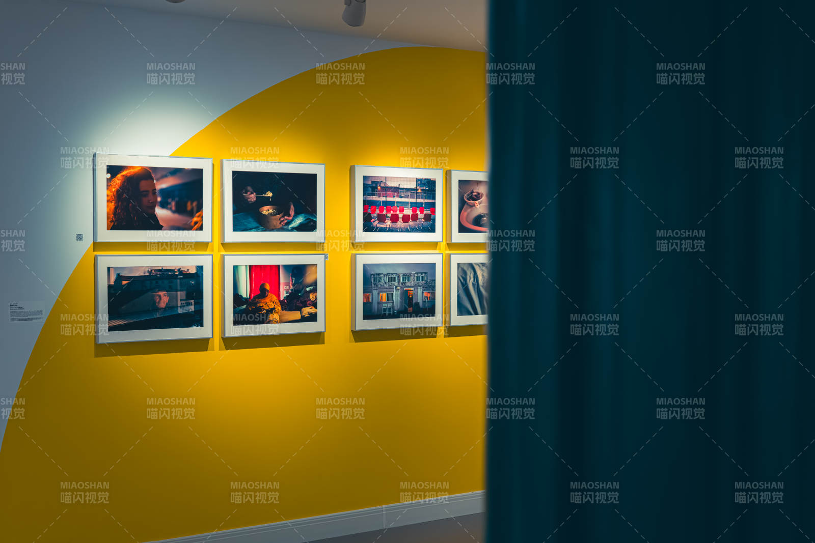 黃色墻上的攝影作品展
