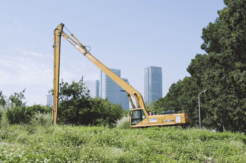 城市邊緣的黃色挖掘機