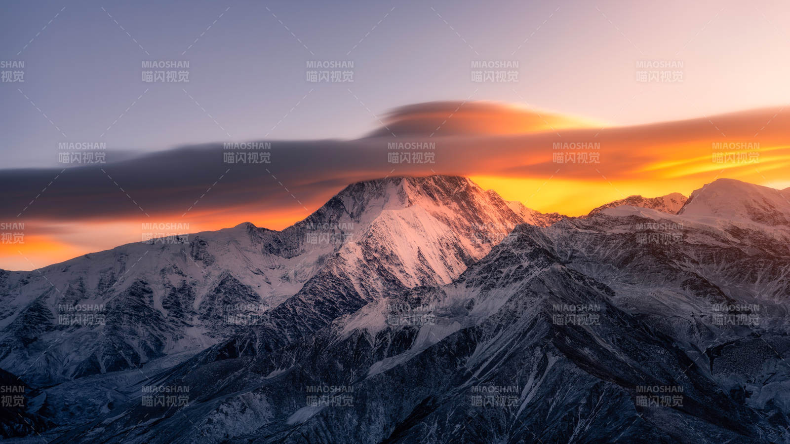 雪山日落 云海奇觀
