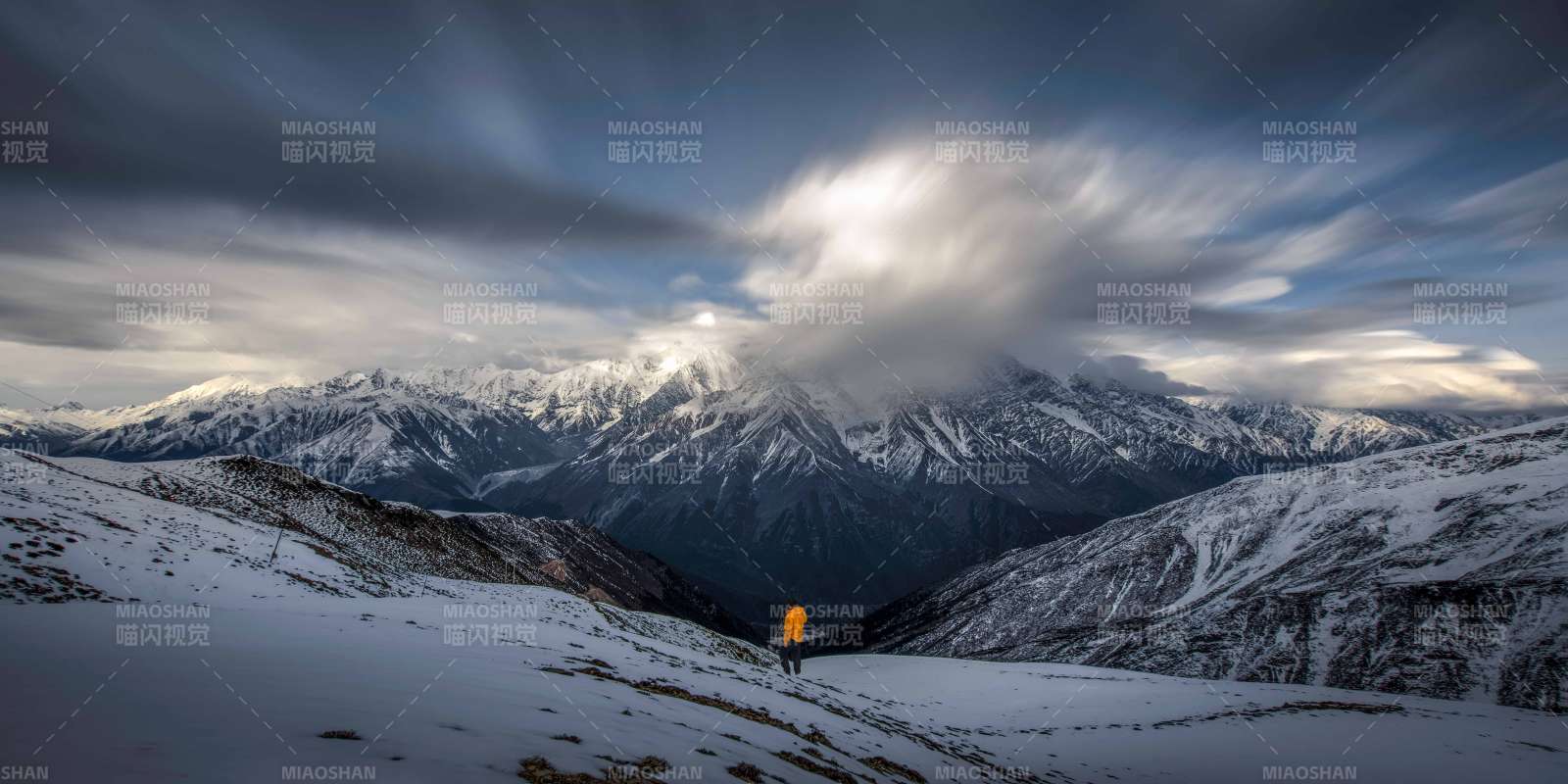 雪山云海 孤行者影