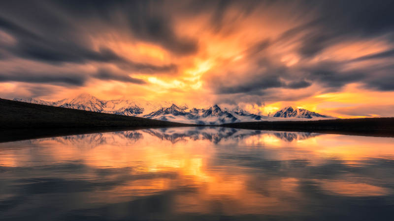 雪山湖畔夕阳美