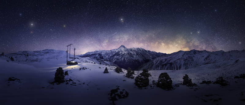 雪山夜景 星空璀璨