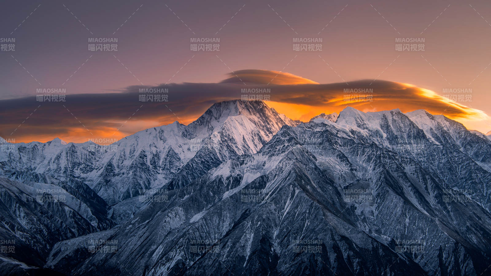 雪山晨曦 云海奇觀