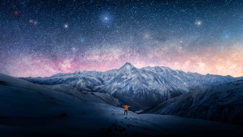 星空下的雪山奇观