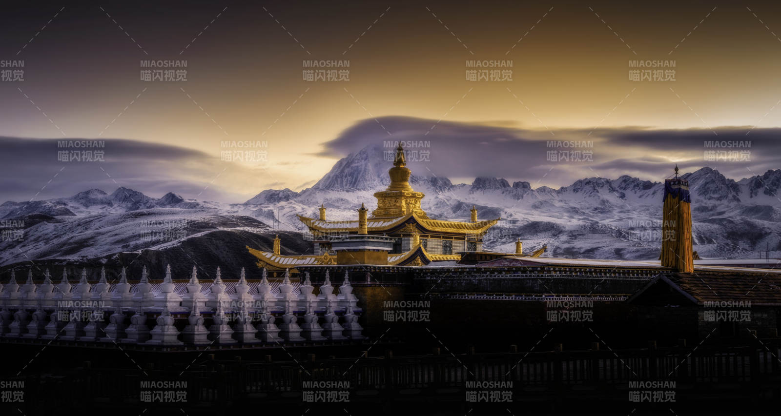 雪山下的金色寺廟
