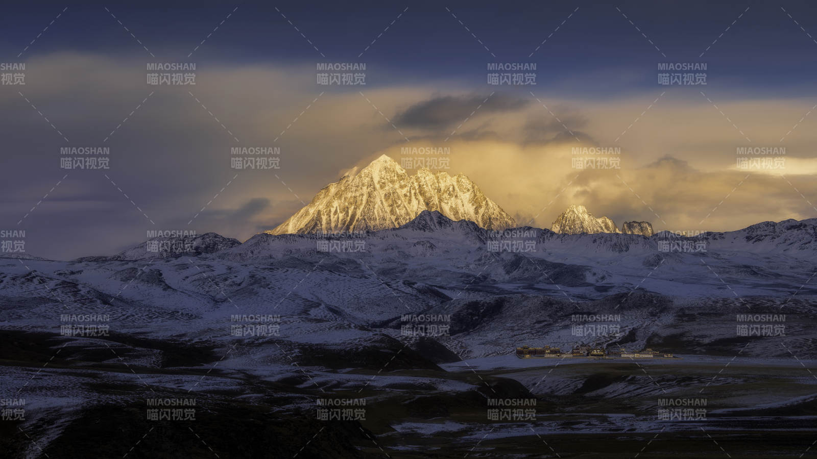 雪山晨曦 云霧繚繞