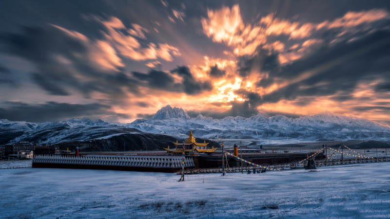 雪山下的金色寺庙