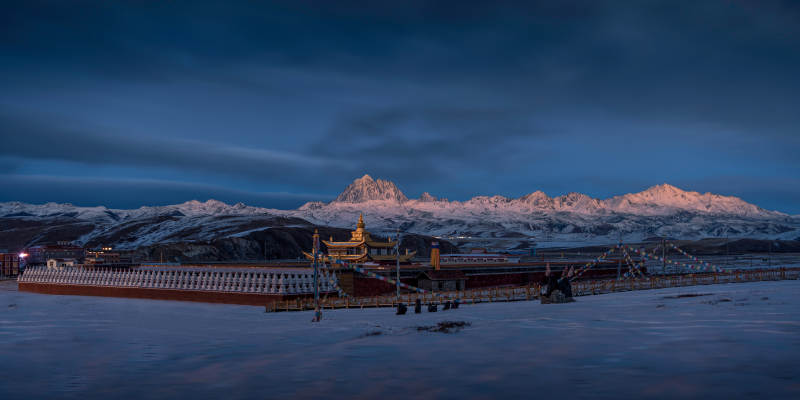 雪山下的寺庙晨景
