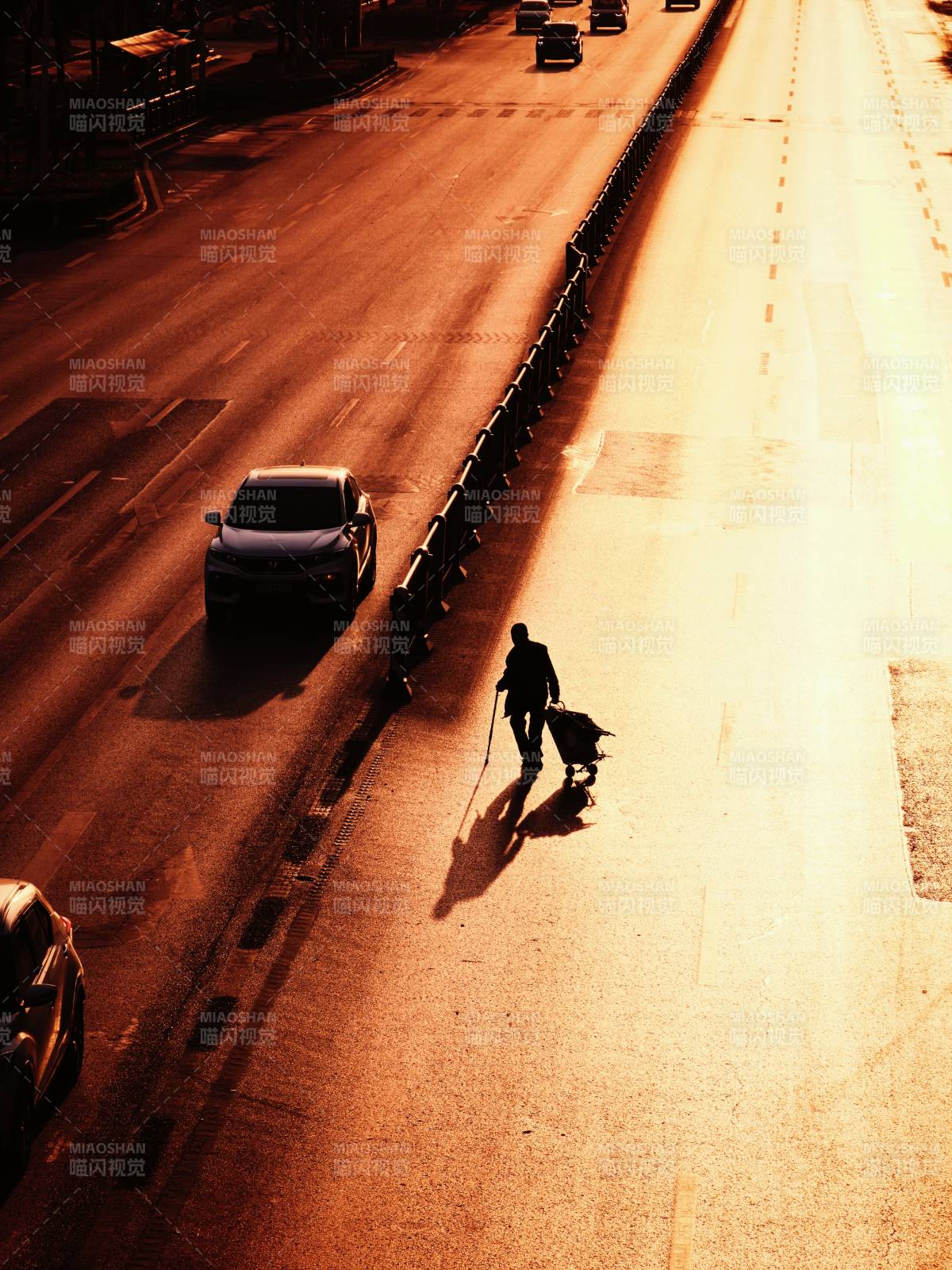 夕陽下的行人與車流