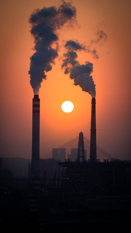 夕阳下的工业烟囱