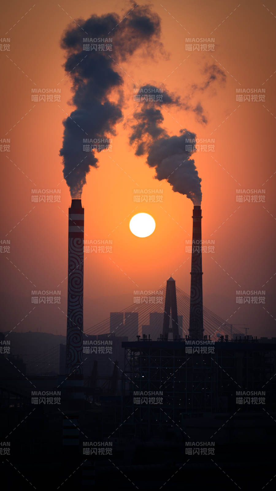 夕陽下的工業煙囪