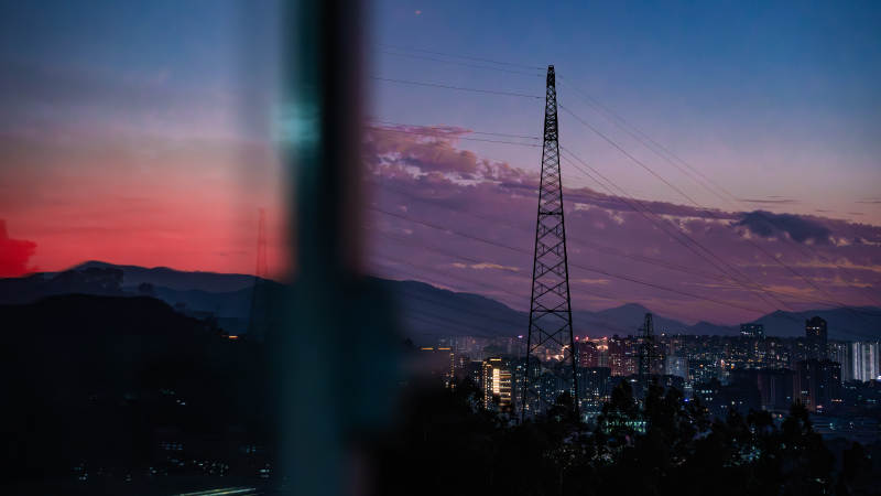 黄昏城市剪影与电塔