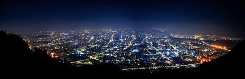 夜幕下的城市灯火辉煌
