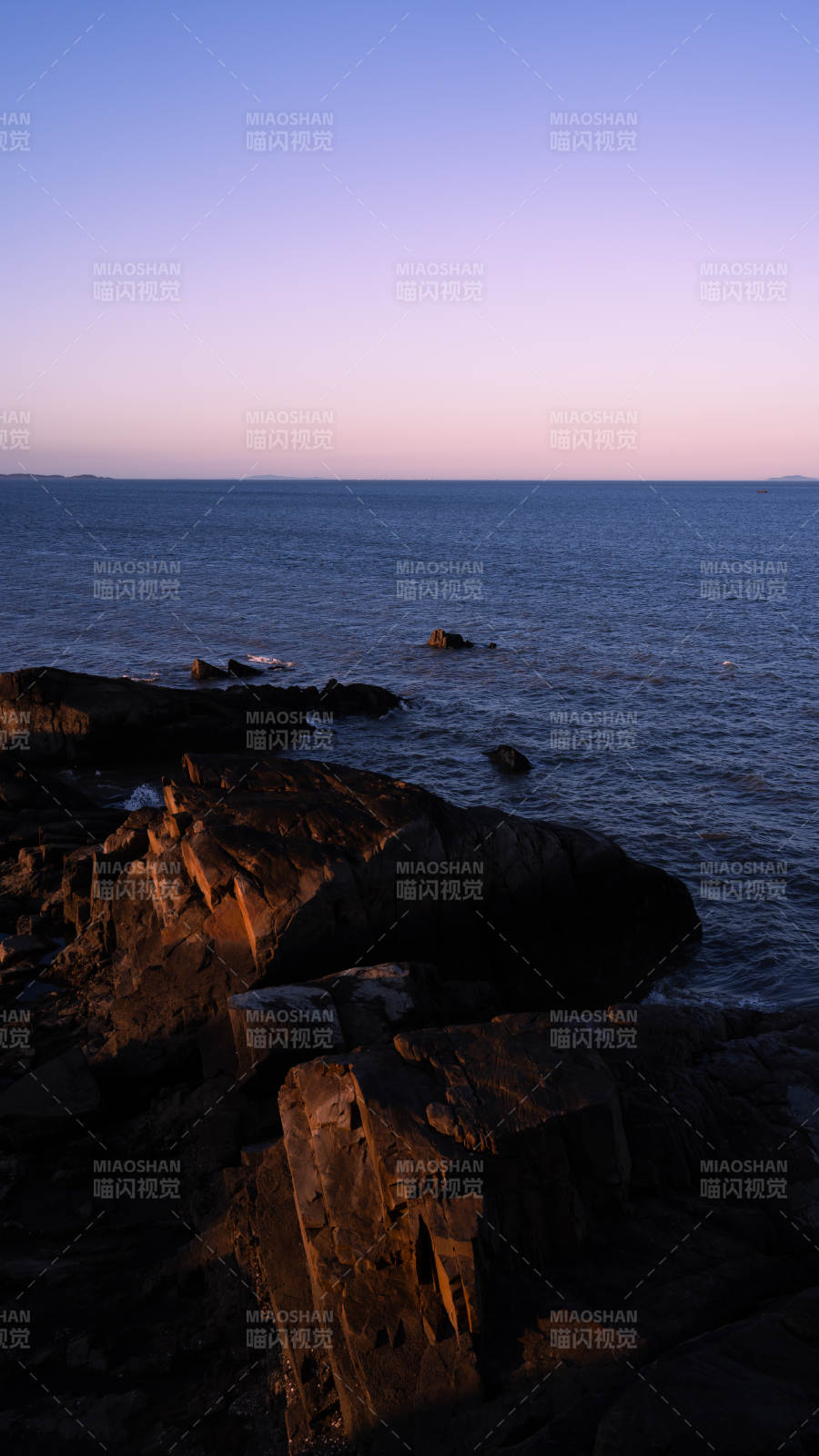 海邊巖石夕陽景致