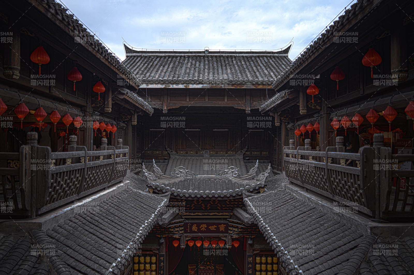 古宅庭院 紅燈映襯