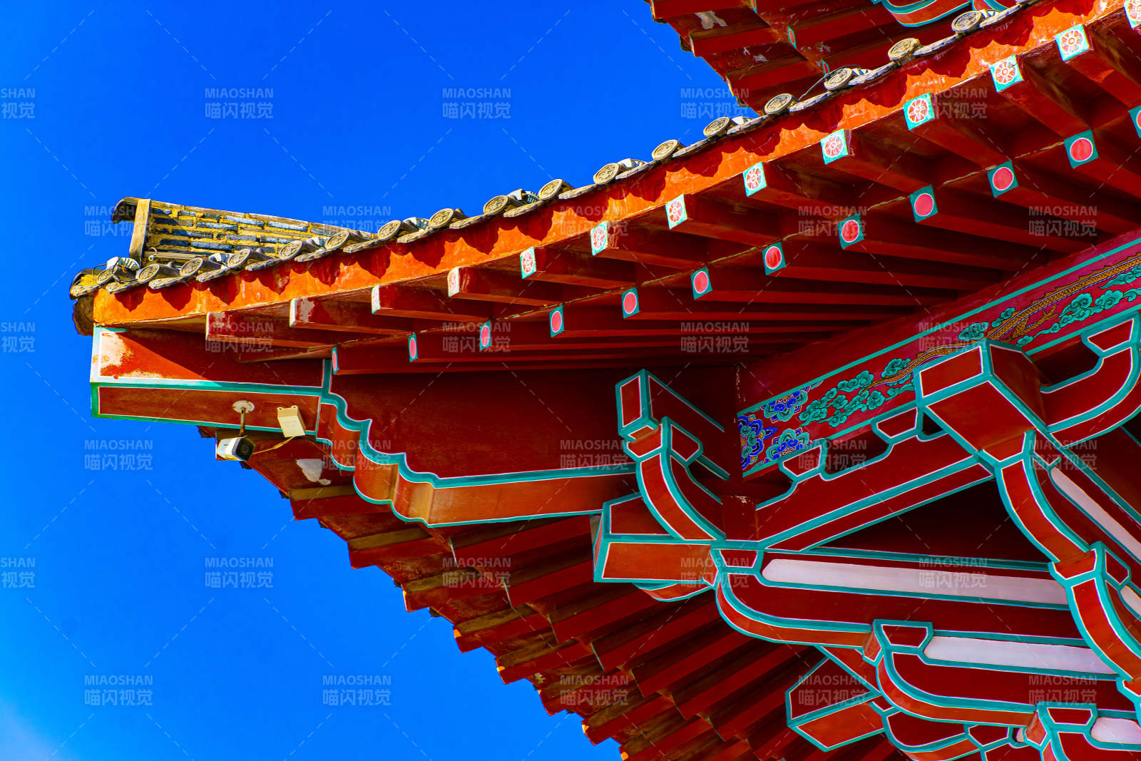 古建筑飛檐翹角藍天映襯