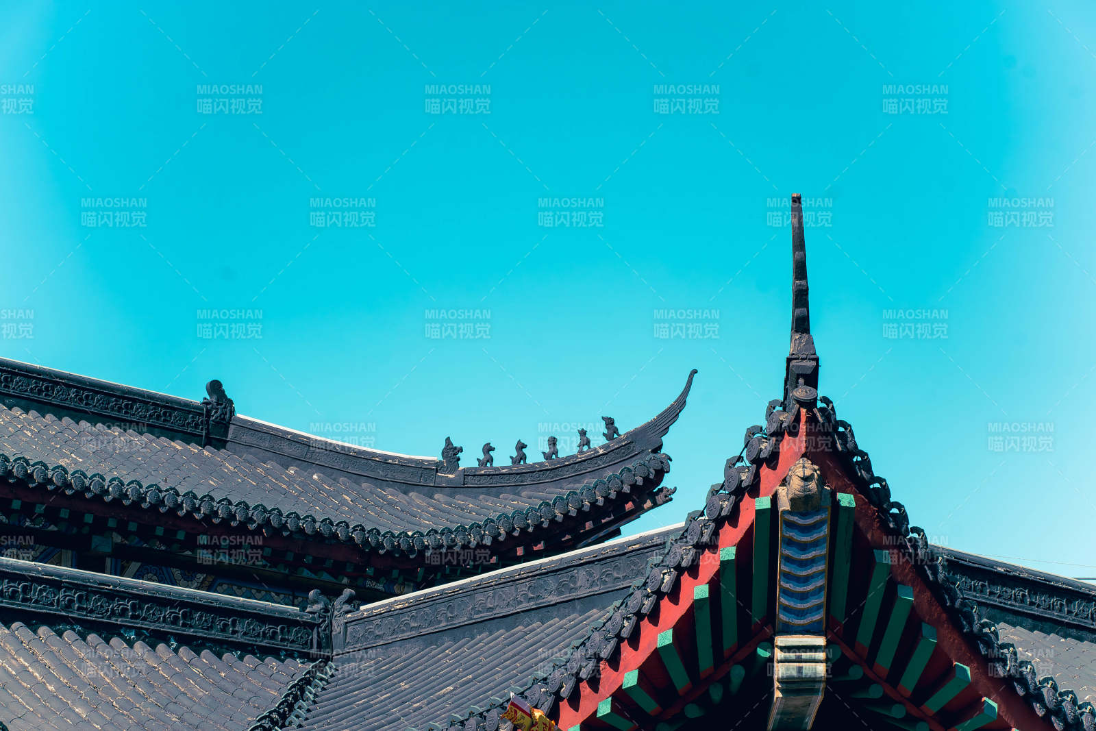 古建筑飛檐翹角藍天映襯