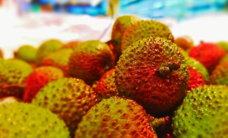 新鲜荔枝堆叠特写