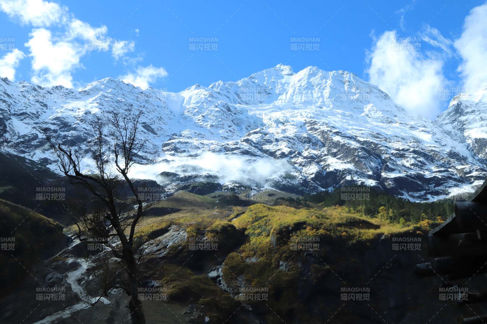 雪山秋景 云霧繚繞
