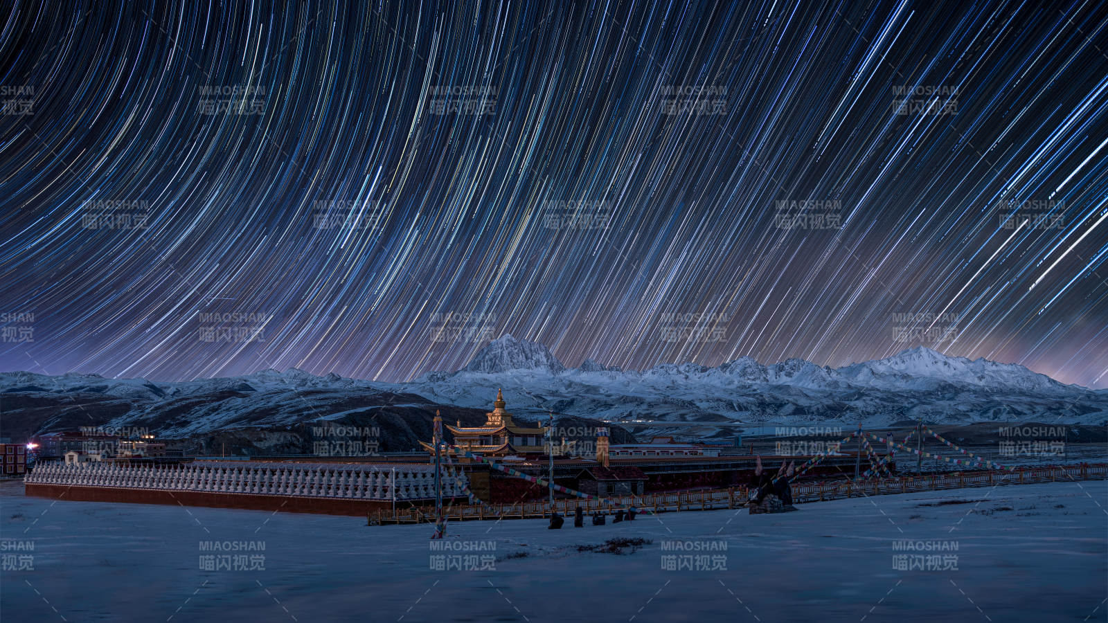 星軌下的雪山與建筑
