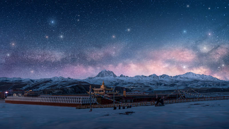 雪山夜景 星空璀璨