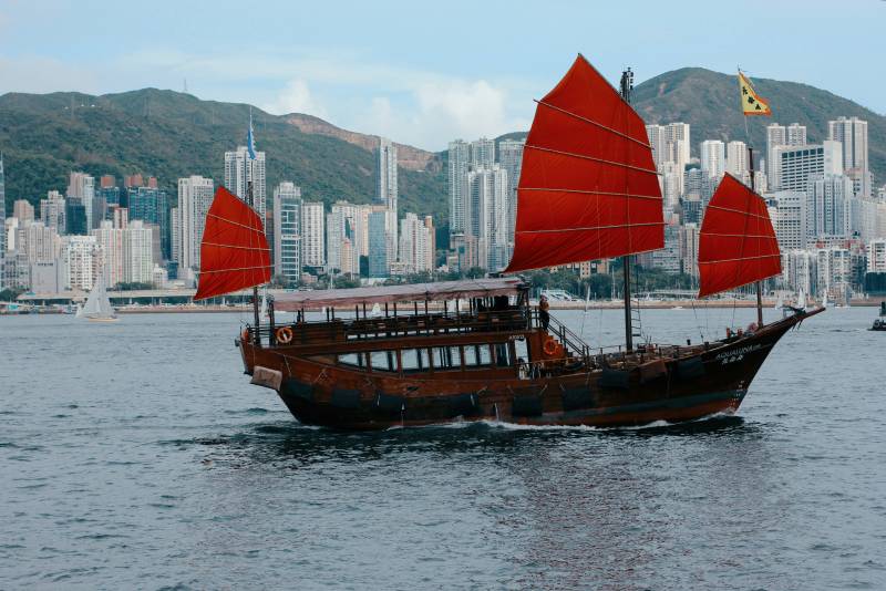 香港维港红帆船影