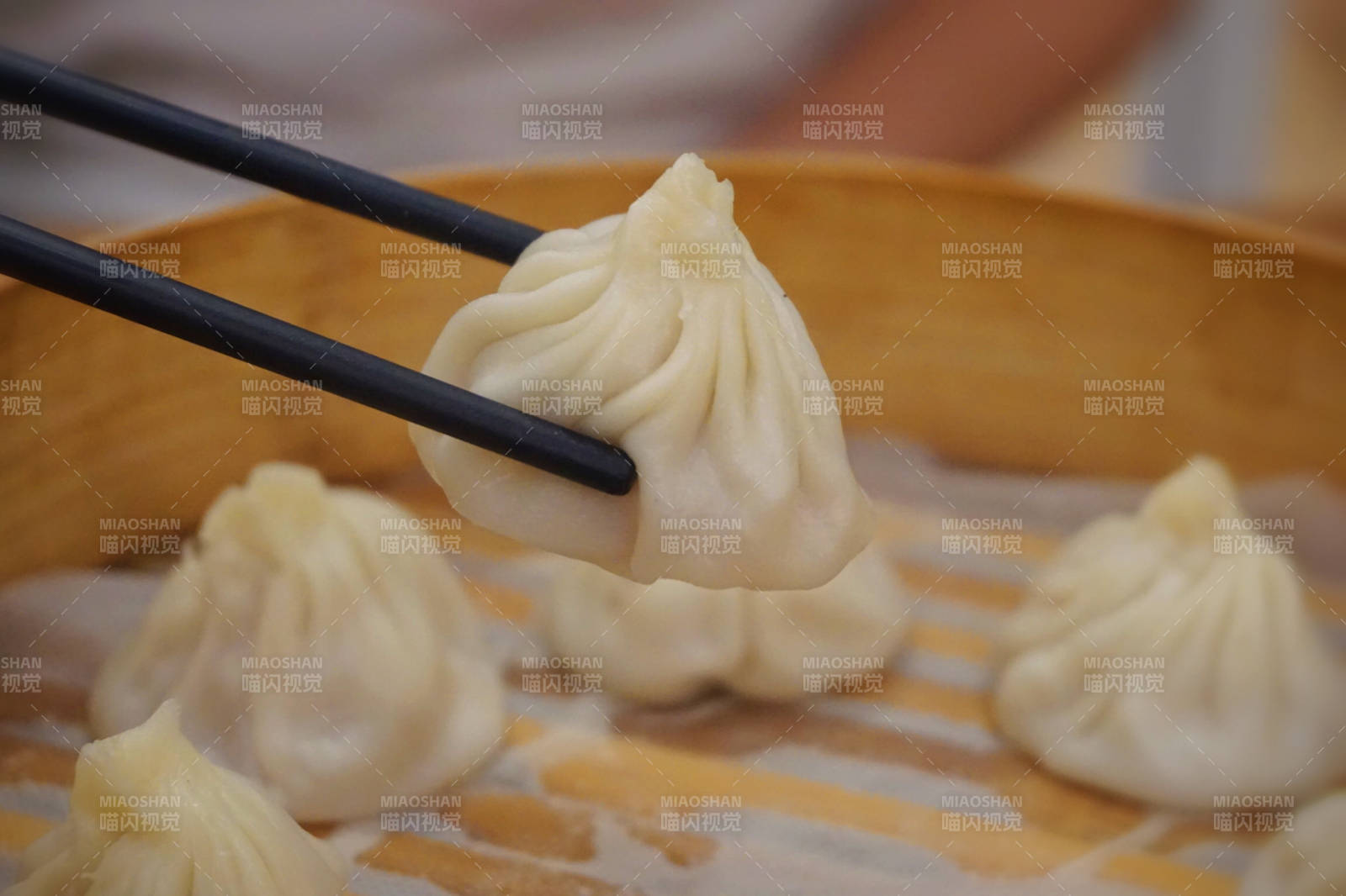 筷子夾起的小籠包特寫(xiě)