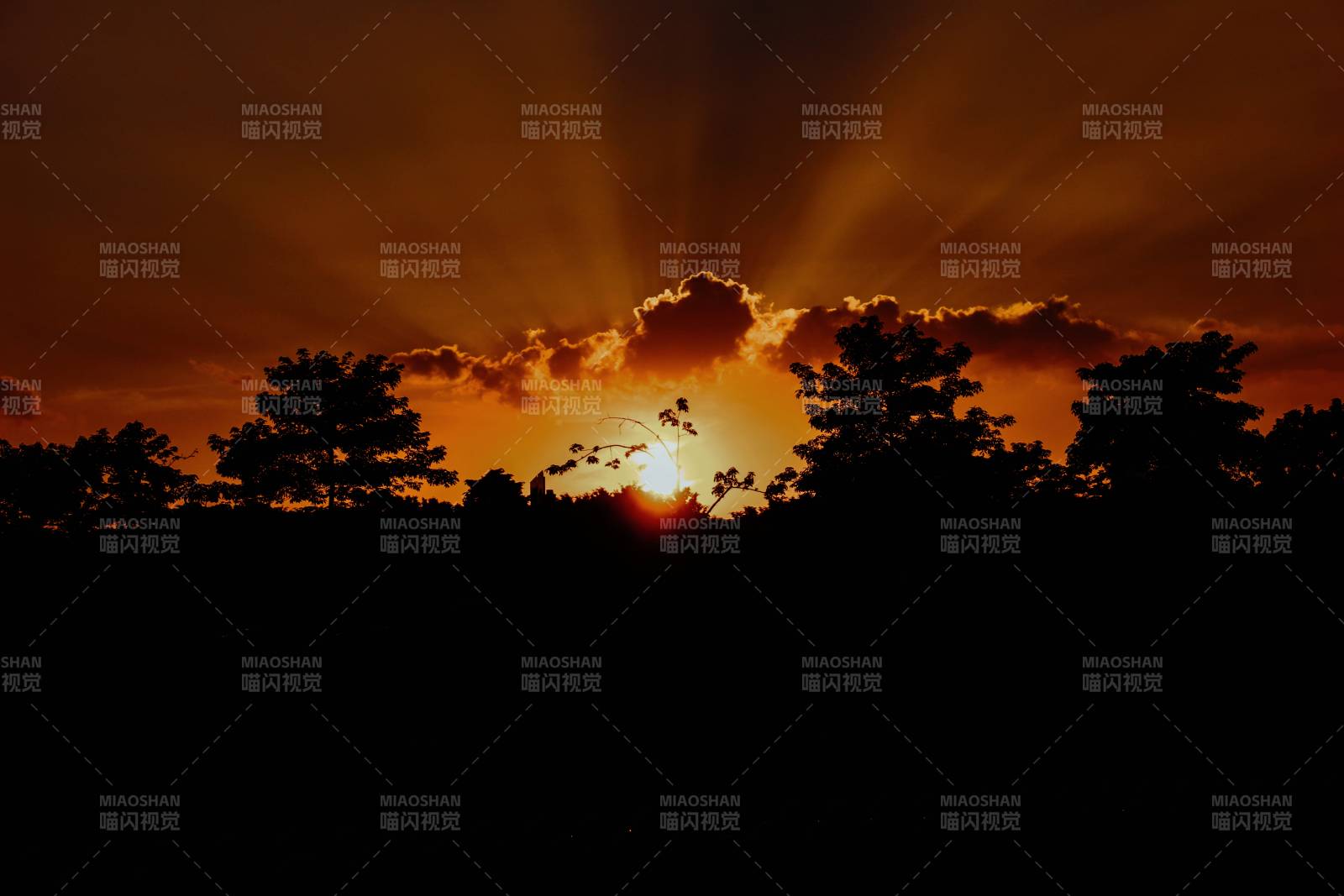 夕陽穿透云層的光芒