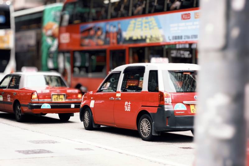 香港街頭紅色出租車