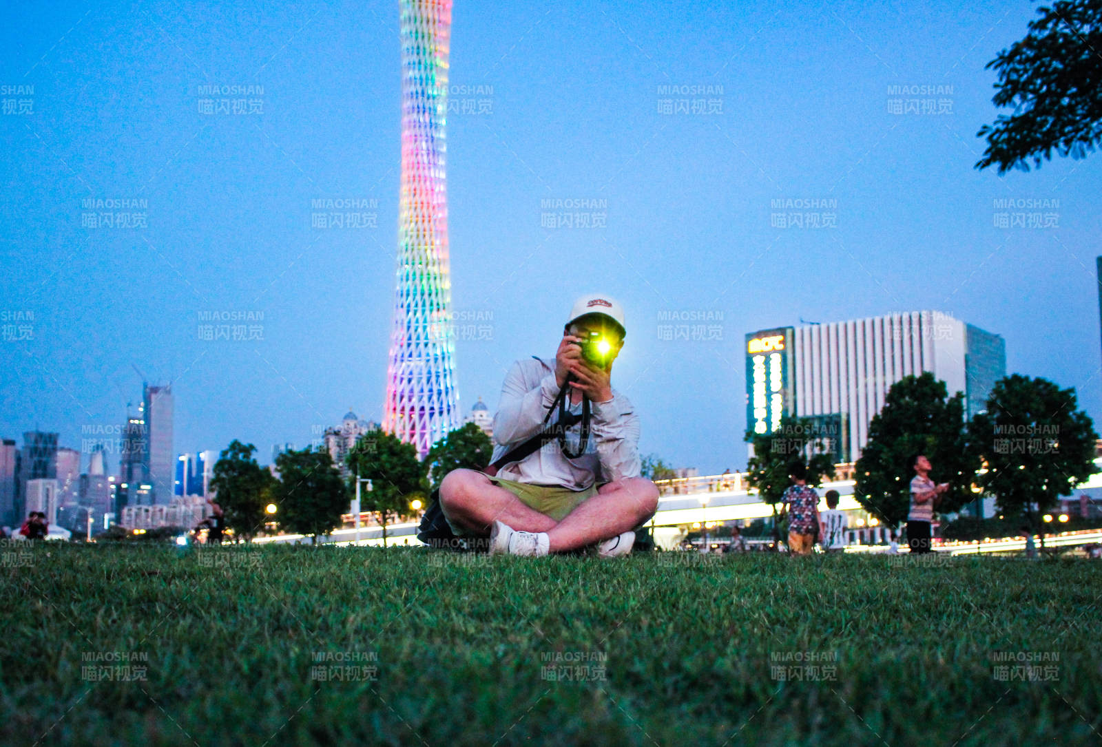 夜景下的攝影師