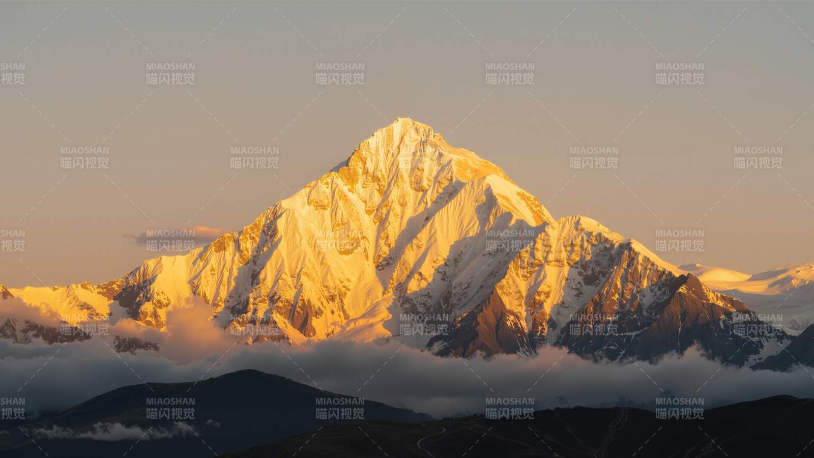 雪山日出 云海繚繞