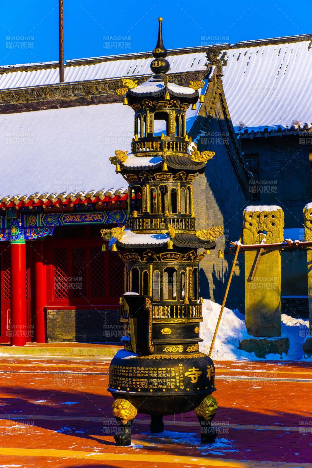 雪后寺廟香爐靜謐景致
