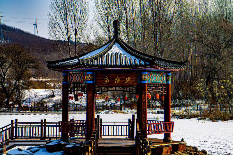 冬日雪景中的古亭