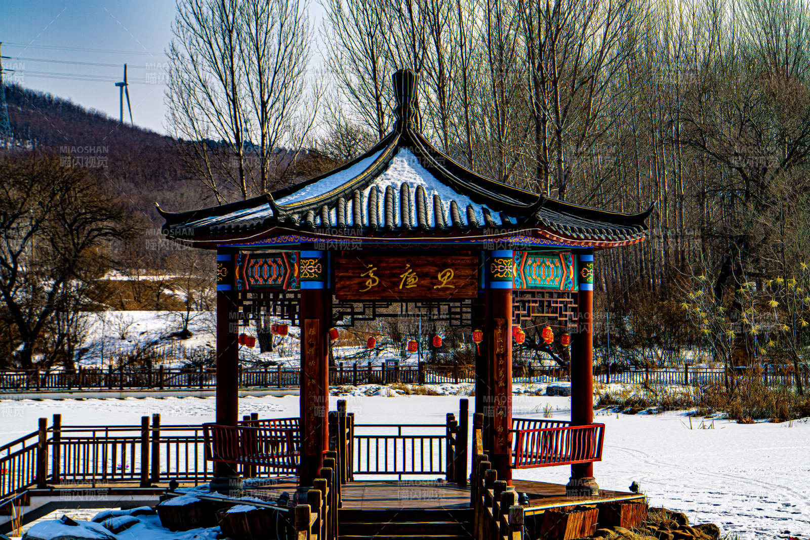 冬日雪景中的古亭