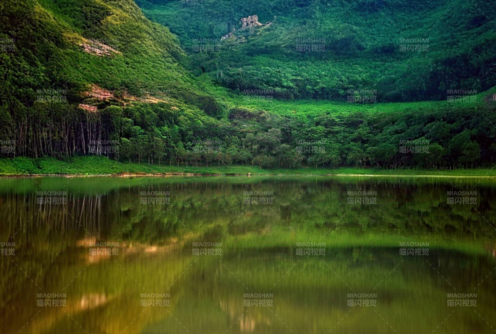 青山綠水與湖面相映